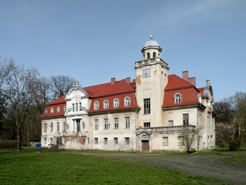Pałac we Wronowie - neobarokowy, pochodzący z XIX wieku....