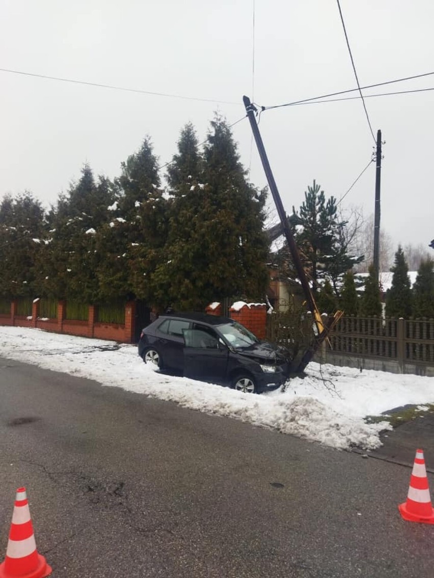 Strażacy interweniowali w Błędowie, gdzie kierująca skodą...