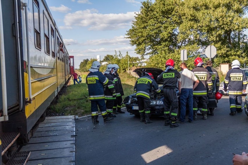 Wypadek w Golinie: Osobówką uderzyła w pociąg