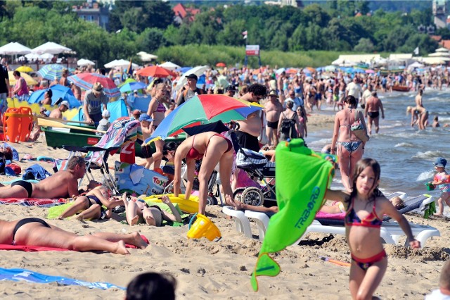 Na sopockich plażach będzie mniej sezonowych budek gastronomicznych i usługowych. Chcą tego mieszkańcy, a także urzędnicy. Przygotowano już zmiany w miejscowym planie zagospodarowania plaż, które zakładają ograniczenie liczby takich obiektów, dokładnie określając, ile i o jakiej powierzchni może ich stanąć. Henryk Hryszkiewicz, radny z Kocham Sopot, przyznaje, że już w zeszłym roku część sopocian narzekała, że na plaży stoi zbyt dużo budek, przez co jest mało miejsca dla plażowiczów.  

Czytaj: Tory wodne na plaży.