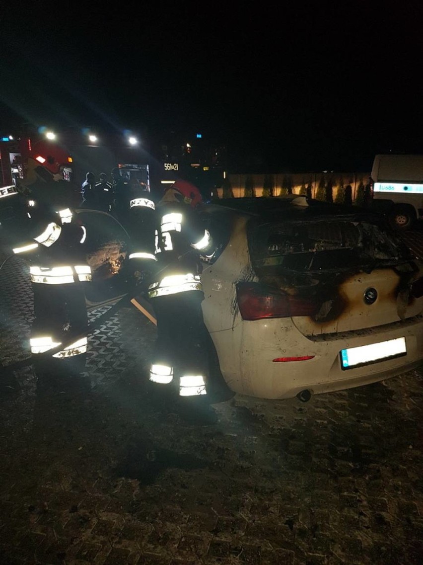 Samochód osobowy marki BMW spłonął na jednej z pleszewskich...