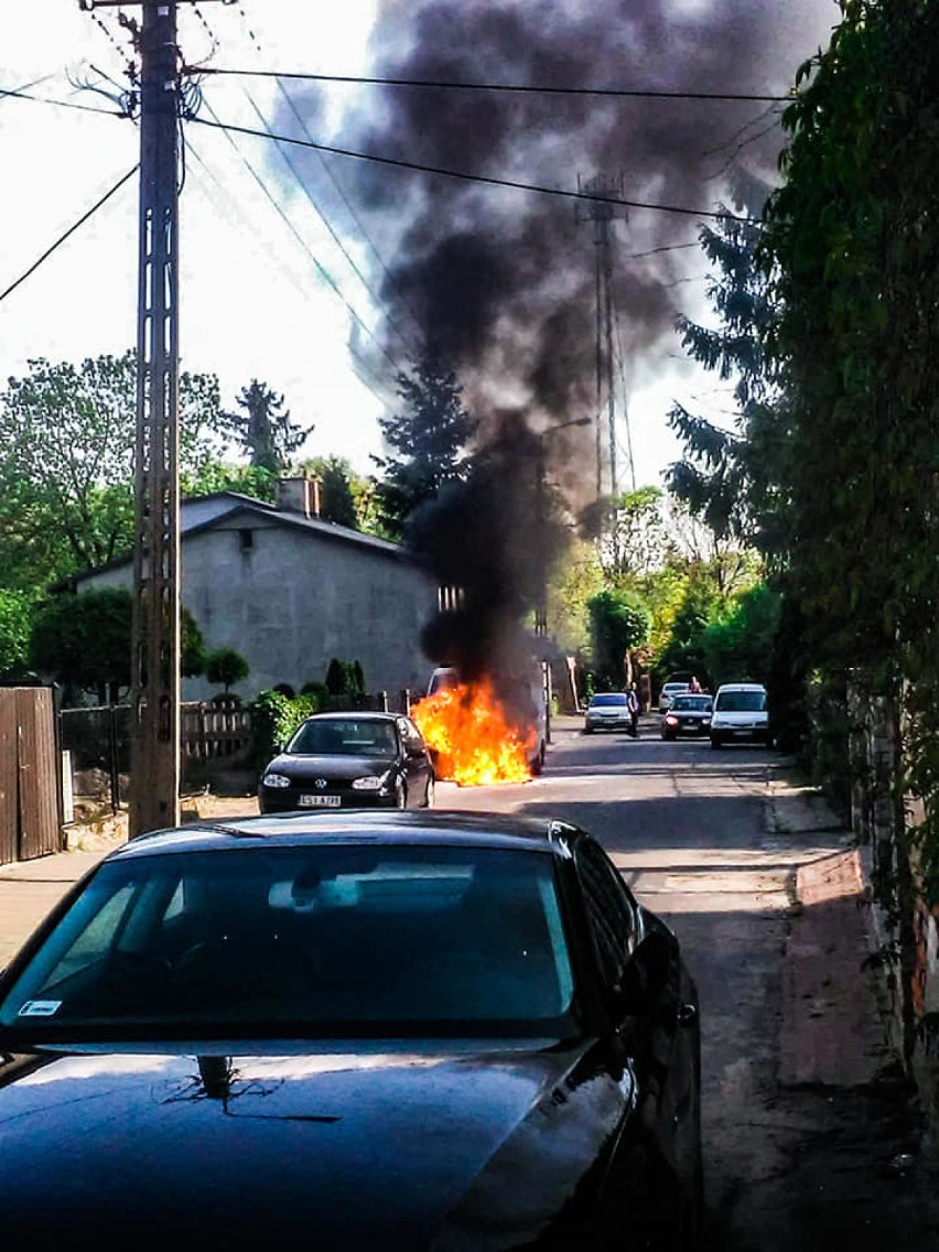 W Błaszkach doszczętnie spłonął samochód dostawczy [zdjęcia]
