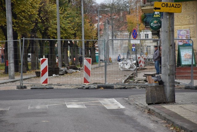 Po zakończeniu inwestycji połowa ul. Grunwaldzkiej będzie wybrukowana. Na drugim odcinku zostaje dziurawy asfalt.