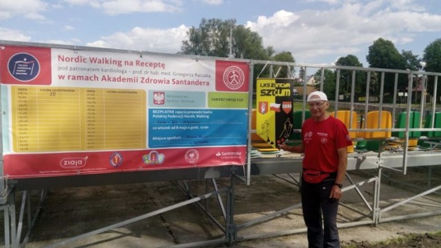 Jan Kołpak prowadzi zajęcia z nordic walking