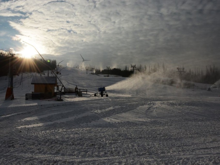 Choć na dworze śnieg, to góra Kamieńsk wciąż zamknięta dla narciarzy [ZDJĘCIA]
