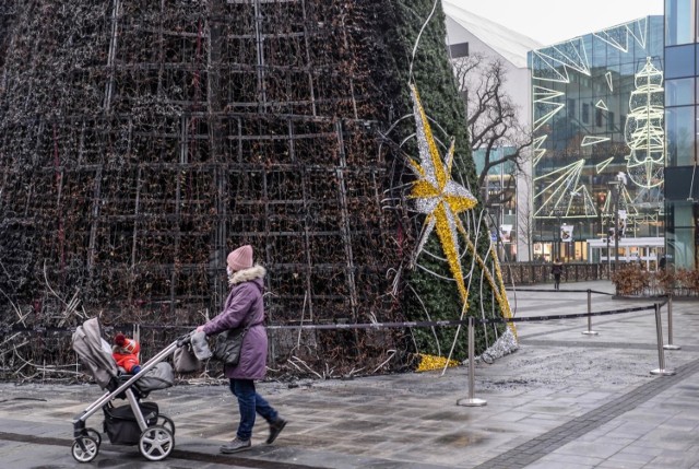 Na dziedzińcu Forum Gdańsk w niedzielę, 13.12.2020 r. częściowo spłonęła choinka świąteczna