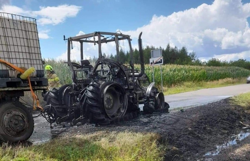 Na drodze w Kaszycach spalił się ciągnik rolniczy ciągnący przyczepę [ZDJĘCIA] 