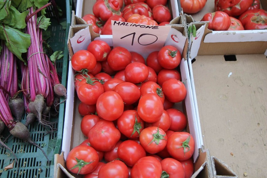 Ile kosztują warzywa i owoce w Chełmnie? Oto ceny na targowisku czerwiec 2023! Zdjęcia