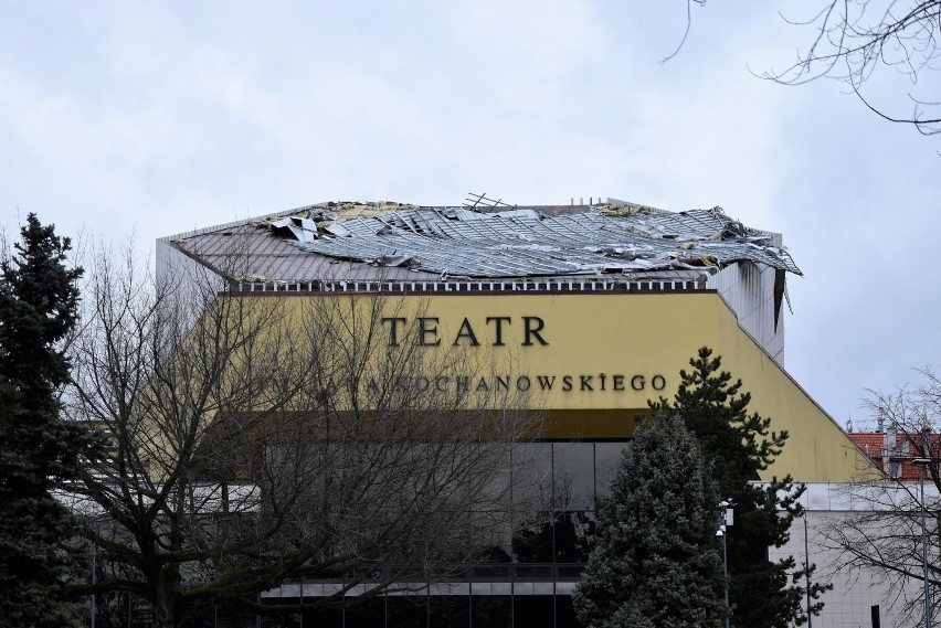 Uszkodzony dach Teatru im. Jana Kochanowskiego w Opolu