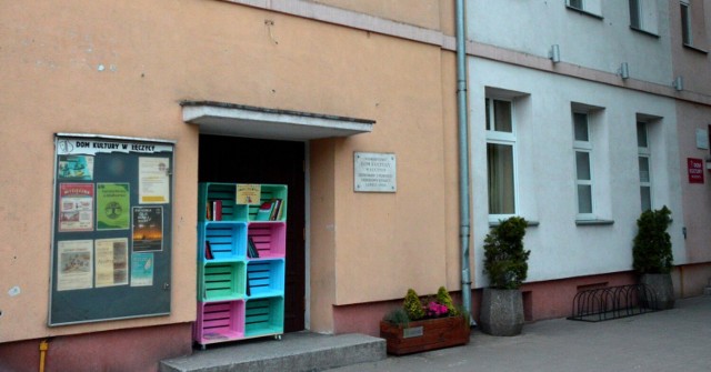 Ciekawa inicjatywa Domu Kultury w Łęczycy. Przed placówką pojawiła się mała wolna biblioteka