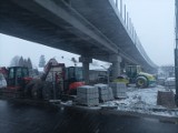 Śląski Wojewódzki Inspektor Nadzoru Budowlanego skontrolował budowę DK 79 i estakady w Byczynie. 30 marca zostaną wznowione prace