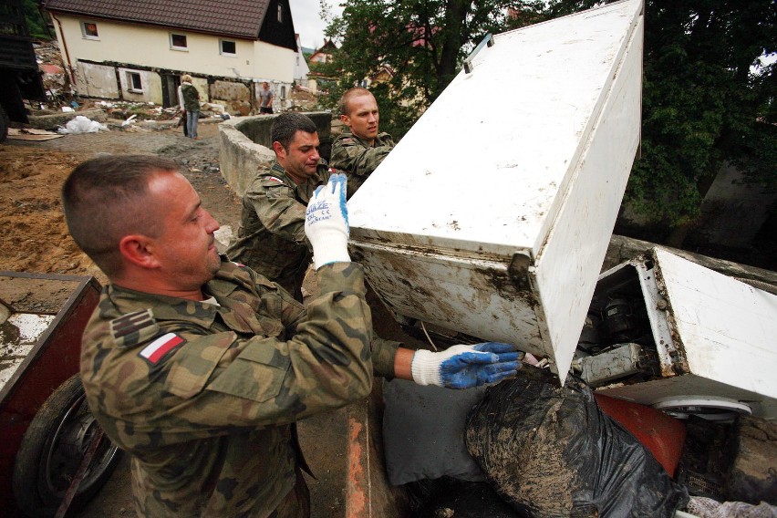 Bogatynia. Żołnierze pomagają powodzianom (zdjęcia)