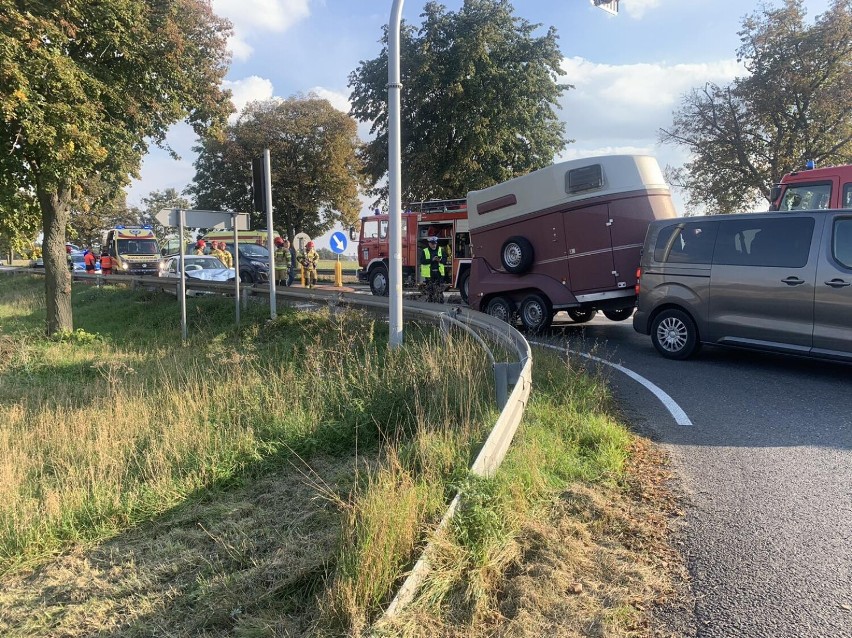 W Brodowie doszło do wypadku. Kierowca nie zachował odpowiedniej odległości i wjechał w tył auta dostawczego