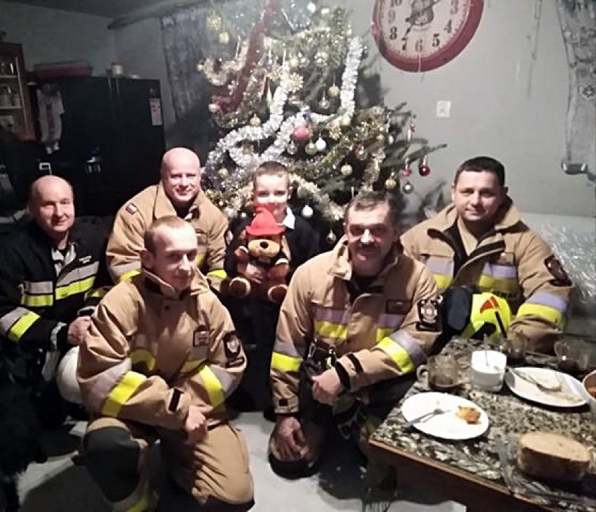 Strażacy z OSP Smardzów odwiedzili z prezentem chorego Adasia