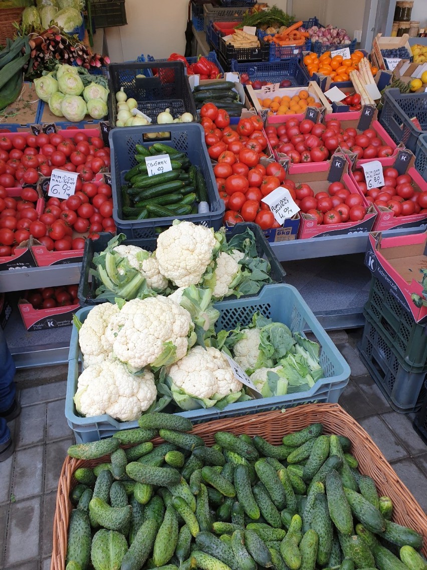 Rynek w Lipnie. Ceny warzyw i owoców nie spadają. Wyższe niż w roku ubiegłym [zdjęcia, sonda]