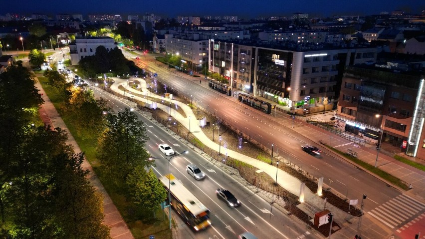 Wyjątkowo urokliwa iluminacja Ogrodu Wolności w Kielcach. Inwestycja budzi kontrowersje, czy oświetlenie też? 