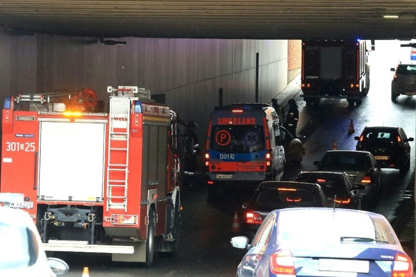 BMW uderzyło w ścianę tunelu pod placem Dominikańskim [ZDJĘCIA]