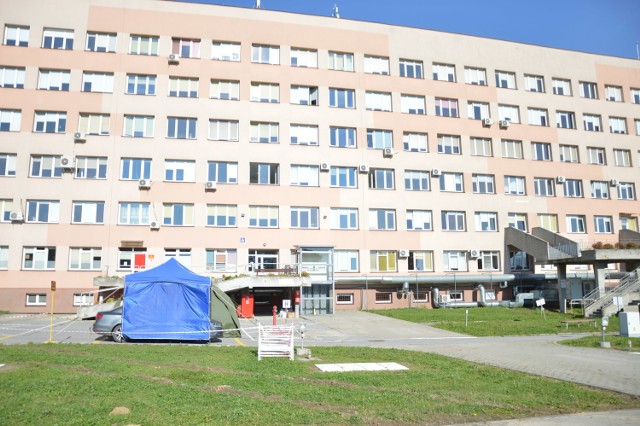 Szpital w Brzesku, mobilny punkt pobierania wymazów w kierunku SARS-CVoV-2