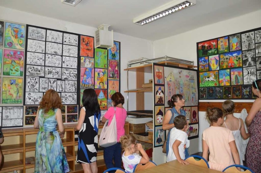 Wystawa prac uczniów w Starachowicach na podsumowanie roku malowania