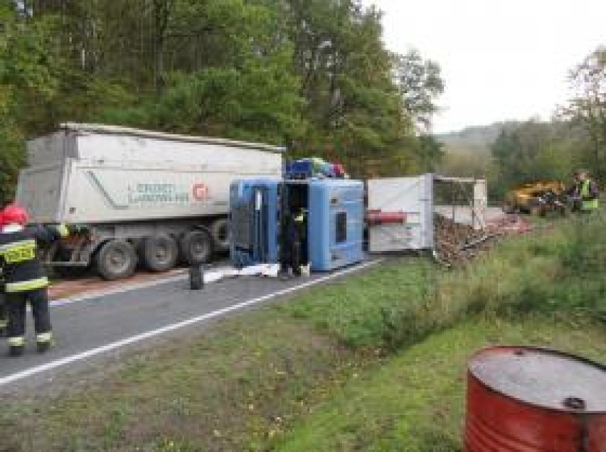 Ciężarówka przewróciła się na drodze w Kłódce pod Grudziądzem [zdjęcia]
