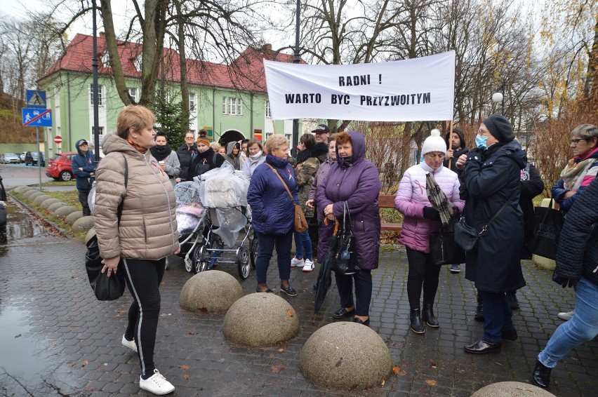 Protest pod ratuszem w Miastku w obronie szpitala i prezes Renaty Kiempy| ZDJĘCIA+WIDEO