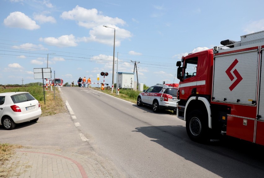 Tragedia na torach w Sośnicy. Zginął pieszy, który prowadził rower [ZDJĘCIA, WIDEO]