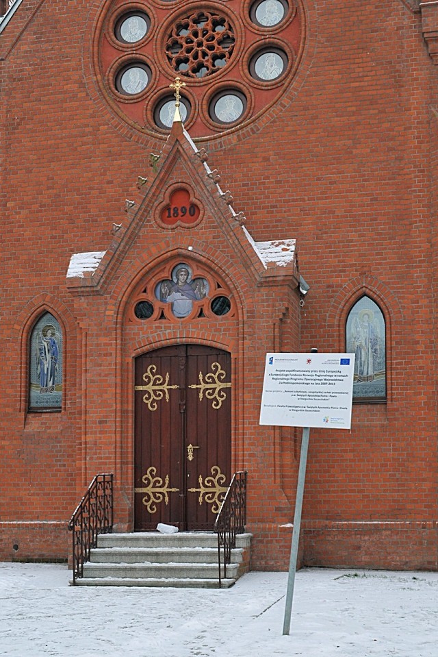 Widoczna na zdjęciu prowizoryczna tablica ma być zastąpiona porządną, kamienną, która ma bardziej zdobić, niż szpecić odrestaurowaną cerkiew.