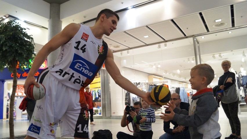 Niezwykły dzień w Focus Mall Bydgoszcz. Koszykarze Astorii grali z małymi kibicami [zdjęcia, wideo]