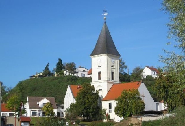 Zabytkowy, ewangelicki kości&oacute;ł NMP w Lebus - widok od strony Odry i restauracji Oderblick. Fot. Roland Semik