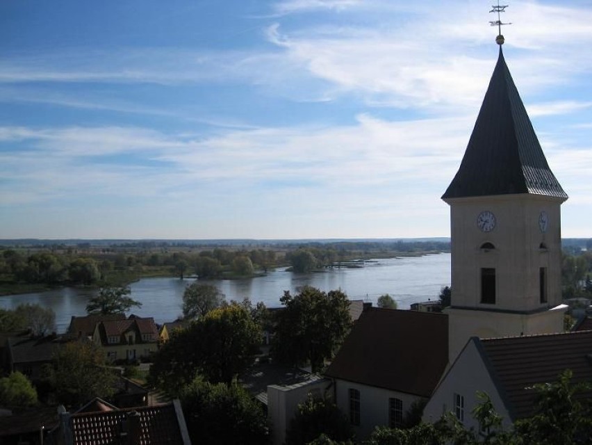 Zabytkowy, ewangelicki kościół NMP w Lebus i panorama Odry -...