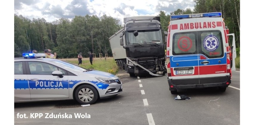 Wypadek w Dziadkowicach pod Szadkiem. Opel zderzył się z ciężarówką. Do szpitala trafiła 67-latka