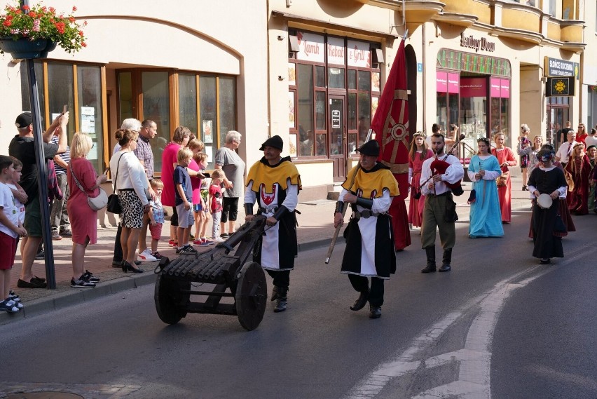 Parada historyczna ulicami Pelplina z przekazaniem kluczy do...
