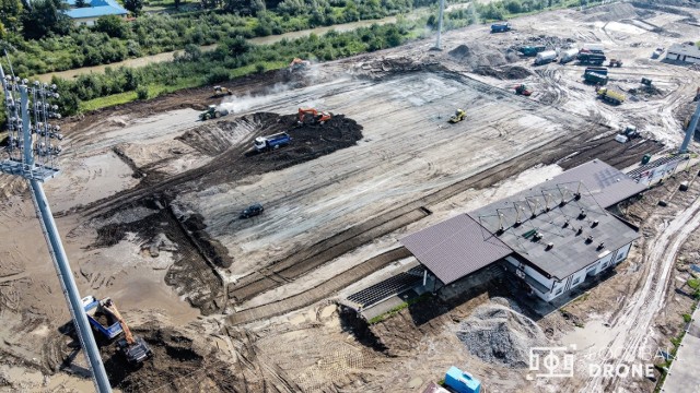 Tak wygląda plac budowy stadionu Sandecji w Nowym Sączu z góry