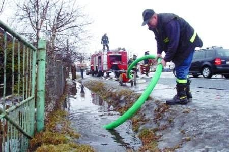 Strażacy z Prochowic wczoraj ratowali przed zalaniem dobytek gospodarzy w Golance Dolnej. Fot.PIOTR KRZYŻANOWSKI