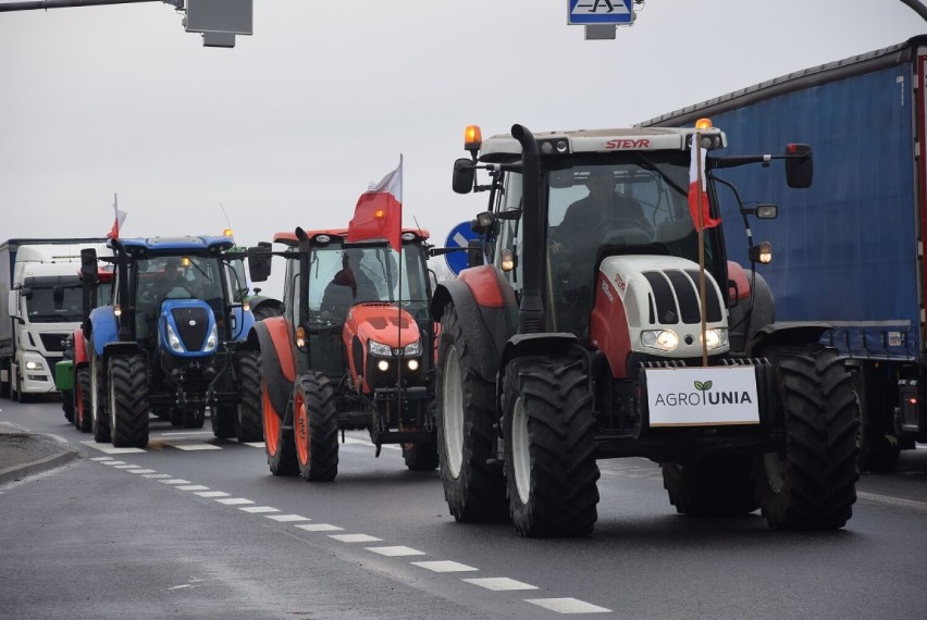 Protest rolników. Kolumna ciągników przejechała na trasie...