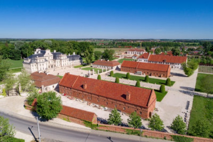 Pierwotnym założeniem obecnej budowli był zamek stanowiący...