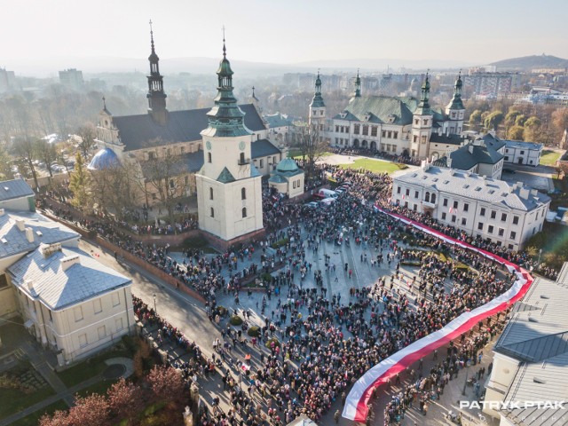 Kieleckim obchodom 100-lecia odzyskania przez Polskę niepodległości towarzyszyła gigantyczna ponad 100-metrowa flaga. Została ona  rozwinięta na placu przed Pałacem Biskupim podczas odśpiewania hymnu państwowego i potem towarzyszyła podczas marszu niepodległości spod katedry na Plac Wolności. Zobaczcie jak niesamowicie wyglądało to z drona.  

Mieszkańcy miasta wyruszyli spod bazyliki katedralnej ulicą Dużą, by dotrzeć przed pomnik Marszałka Józefa Piłsudskiego na Placu Wolności. Podczas marszu niesiono 100-metrową flagę Polski - do przedstawicieli służb mundurowych, którzy początkowo sami ją trzymali, dołączali mieszkańcy miasta. 


FLESZ. CENY PALIW W GÓRĘ. DIESEL DROŻSZY OD BENZYNY

Źródło:vivi24