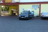 Biedronka Bielsk Podlaski: Pani w audi parkuje na dwóch miejscach dla niepełnosprawnych