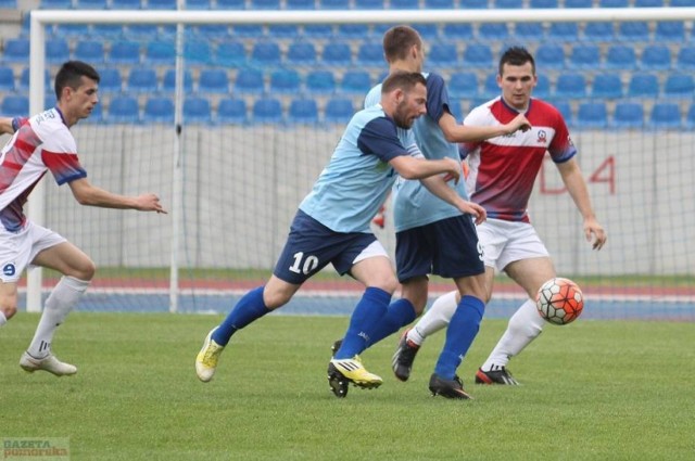 Piłkarze Szubinianki (niebieskie stroje), doznali wysokiej porażki w wyjazdowym meczu we Włocławku.