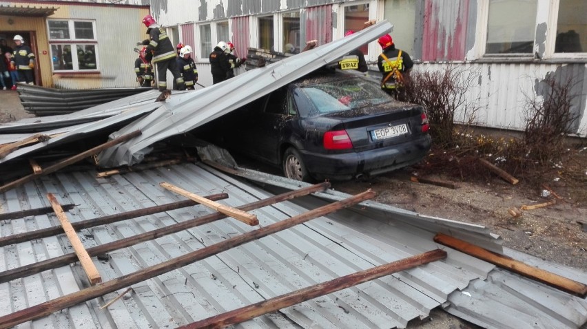 Wichura zerwała dach z budynku w Opocznie
