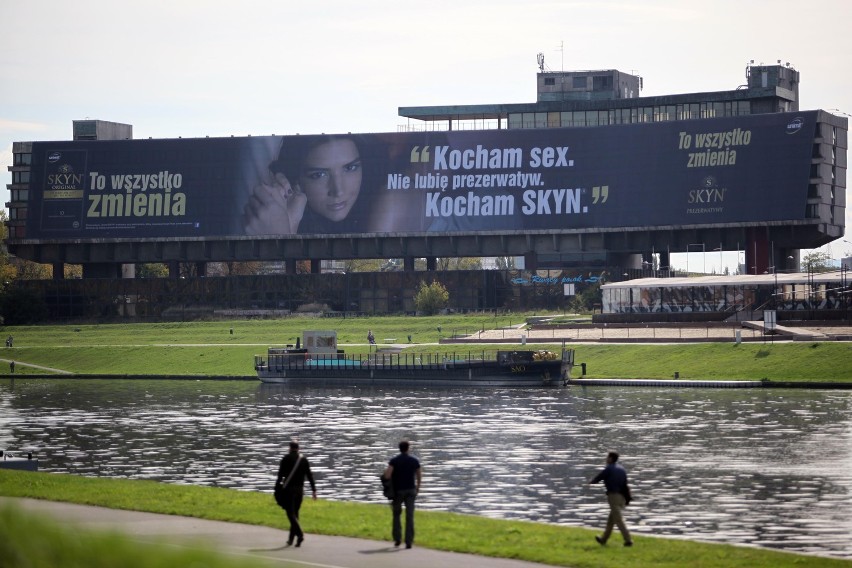 Kraków: kontrowersyjna reklama prezerwatyw na dawnym hotelu Forum [ZDJĘCIA]