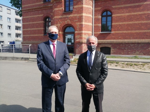 Jerzy Koczan, dyrektor PUP Gniezno i Piotr Gruszczyński, starosta gnieźnieński (od lewej) o działaniach w ramach tarczy antykryzysowej