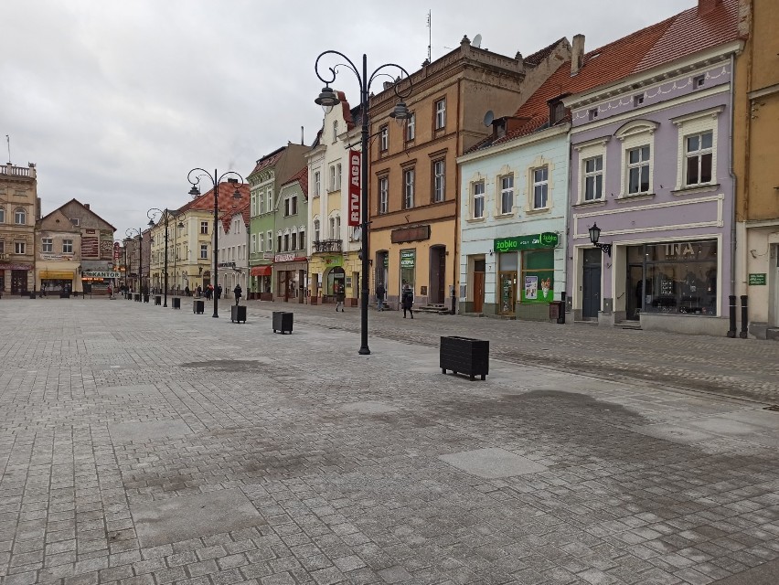 Rawicz. Donice odgradzają pas dla pieszych oraz rowerzystów i kierowców na rynku. Czy to zadowoli mieszkańców? [ZDJĘCIA]