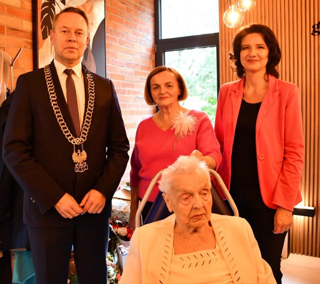 Jubilatce, Marii Jędrzejczak, w dniu jej 100 urodzin życzenia złożył m.in. burmistrz Sulechowa Wojciech Sołtys wraz z kierownikiem Urzędu Stanu Cywilnego i Spraw Obywatelskich Moniką Wachowską.