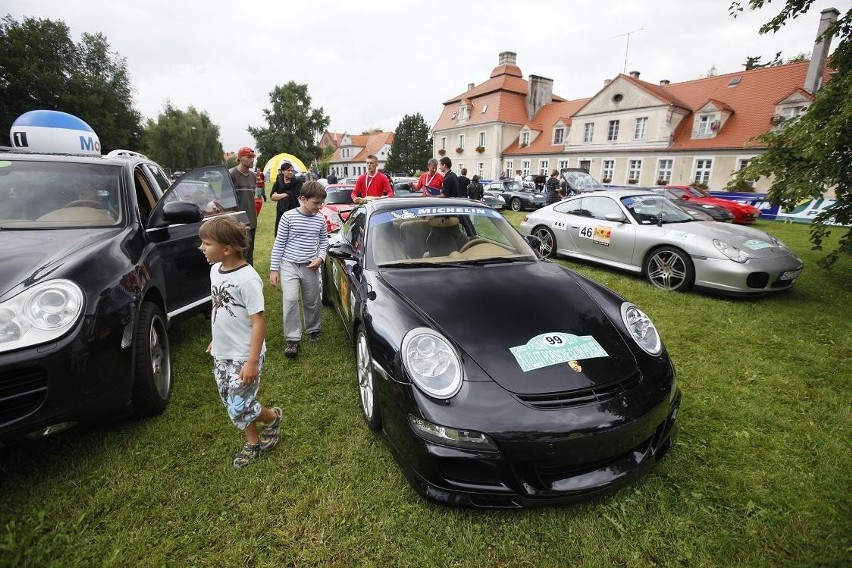 ZLOT - Porsche razy sto na podpoznańskich drogach. ZOBACZ FILM I ZDJĘCIA