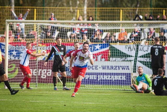 Gryf Słupsk 3 - 0 Pogoń Lębork 

Bramki: 36' Bednarczyk, 48' Wańdzio, 90' Barnik.

Składy:

Gryf: Kędzia, Piechowski, Wańdzio, Więckowski (kpt), Amoah, Nałęcz, Bednarczyk, Barnik, Piekarski, Szmytkiewicz, Mikołajczyk.

Pogoń: Labuda, Kliński, Siłkowski, Kostuch, Kochanek, Jurić, Musuła (kpt), Iwański, Atanacković, Miotk, Miszkiewicz.