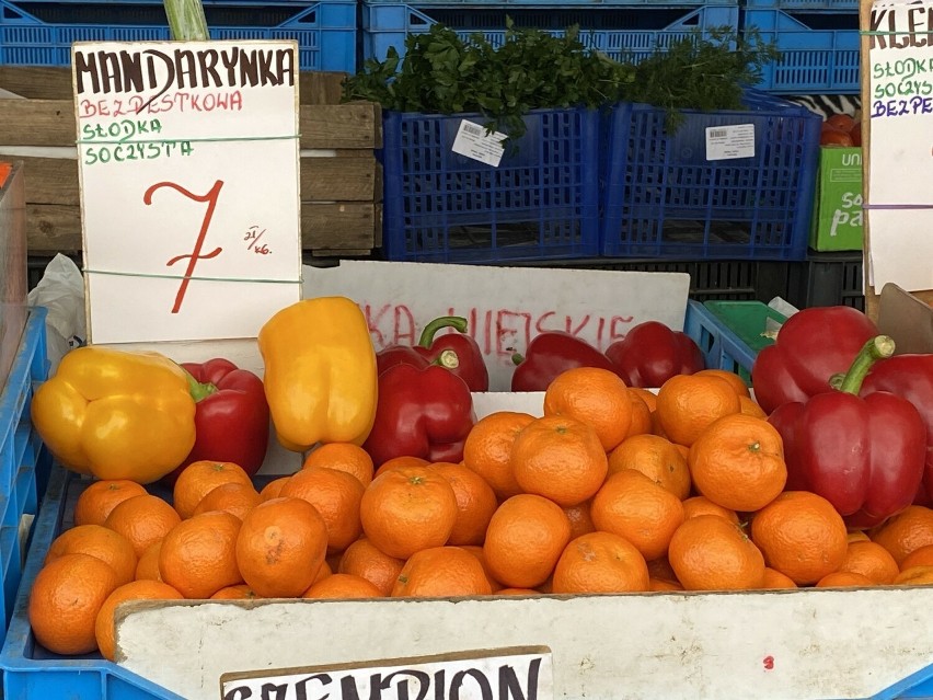 Ceny warzyw i owoców na targu w Kielcach. Po ile pomidory, jabłka, truskawki? 