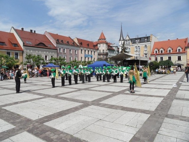 Orkiestry i mażoretki na rynku w Pszczynie