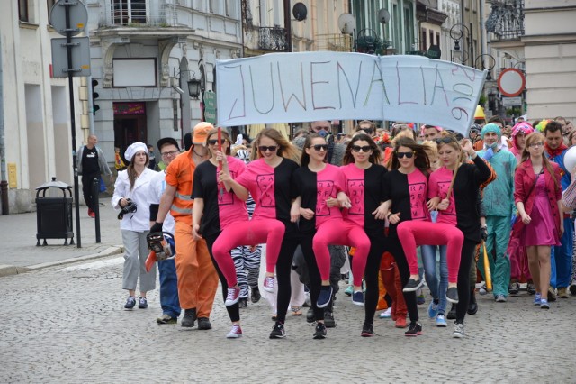 Od lewej: Paulina Lipińska, Anna Kupiec, Agnieszka Mituś, Gabriela Gąsior i Lidia Dziekan w zwycięskim przebraniu