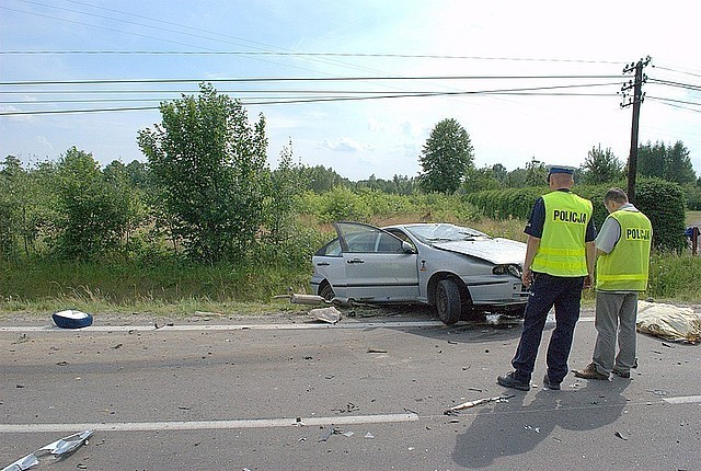 Narkotyki w przydomowym ogródku [zdjęcia]

Do wypadku doszło około godz. 14.30 w Kolbuszowej Dolnej. Ze wstępnych informacji wynika, że zderzyły się dwa samochody osobowe - fiat i peugeot.

 Koń przebiegł po samochodzie policjantki [zdjęcia]

 Na miejscu wypadku zmarł kierowca fiata, mężczyzna jechał sam. Do szpitala trafiły cztery osoby podróżujące peugeotem. Ich życiu nie zagraża niebezpieczeństwo. 

W Rzeszowie znaleziono ciało mężczyzny w studni